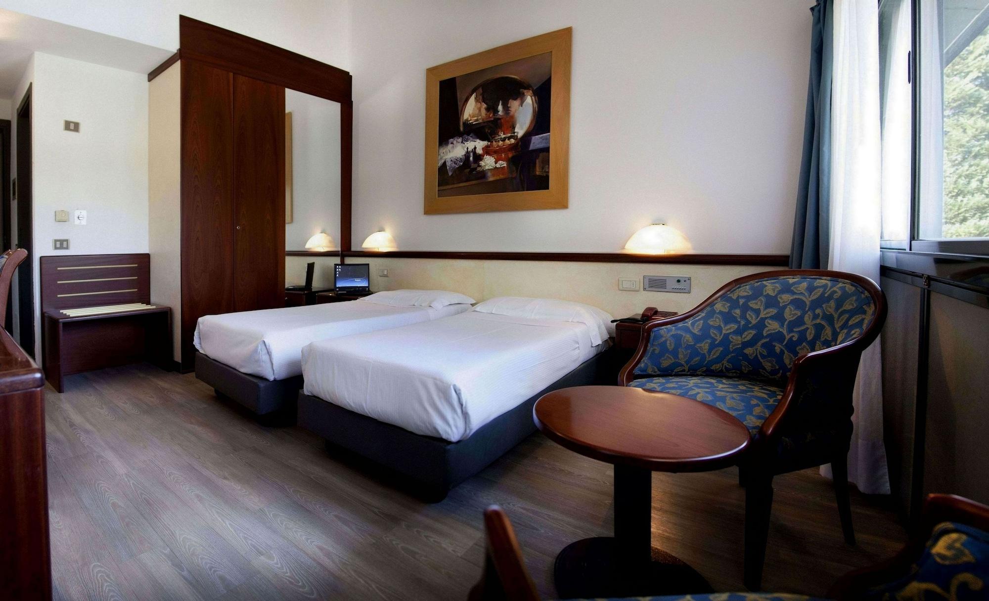Green Hotel Motel Верджате Экстерьер фото