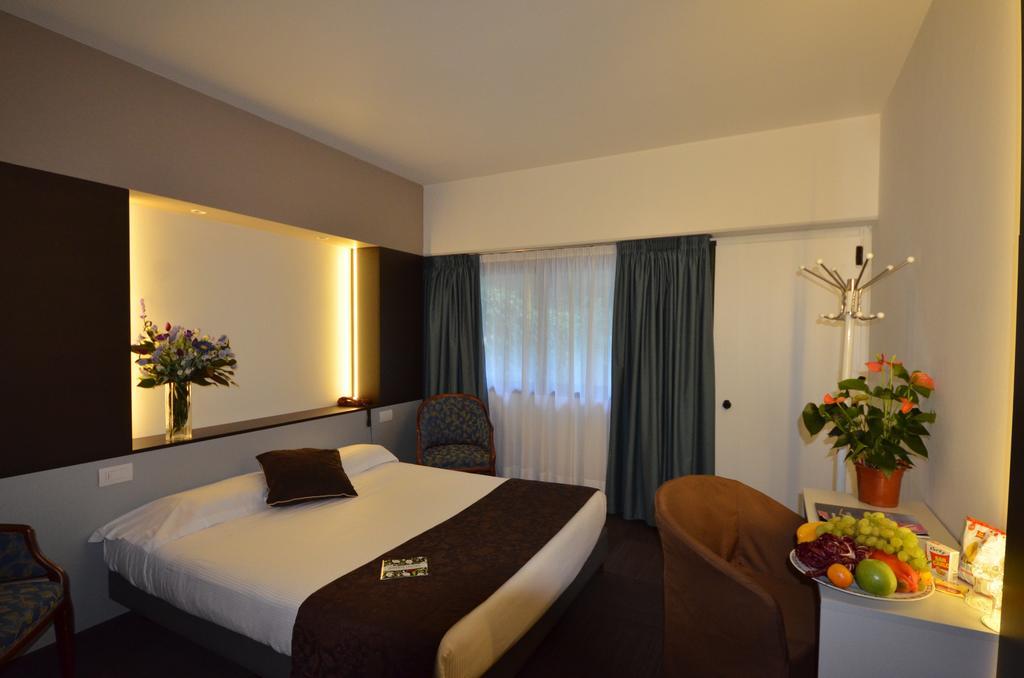 Green Hotel Motel Верджате Экстерьер фото