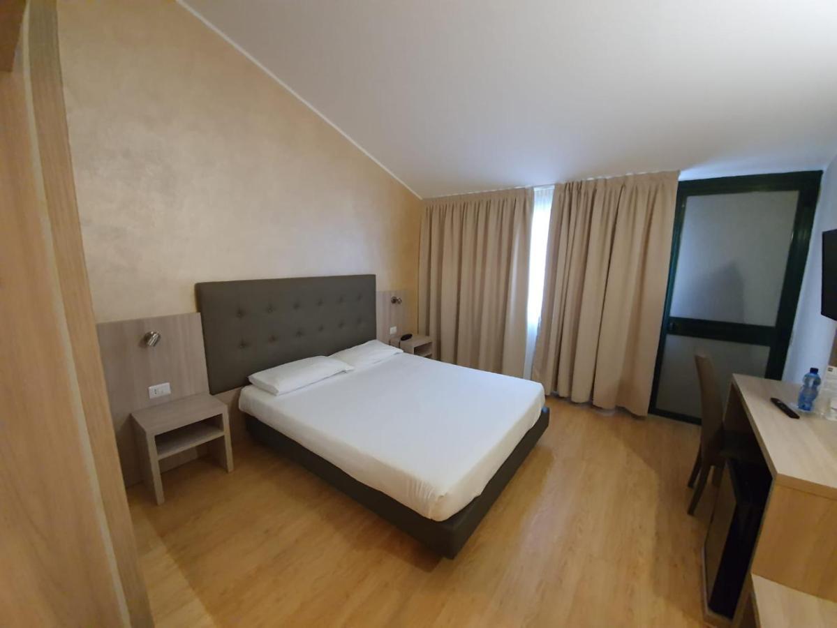 Green Hotel Motel Верджате Экстерьер фото
