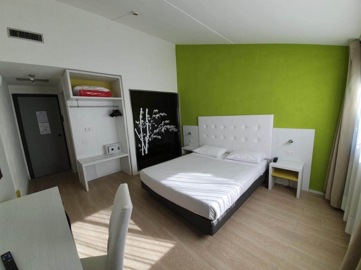 Green Hotel Motel Верджате Экстерьер фото