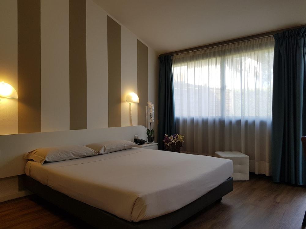 Green Hotel Motel Верджате Экстерьер фото
