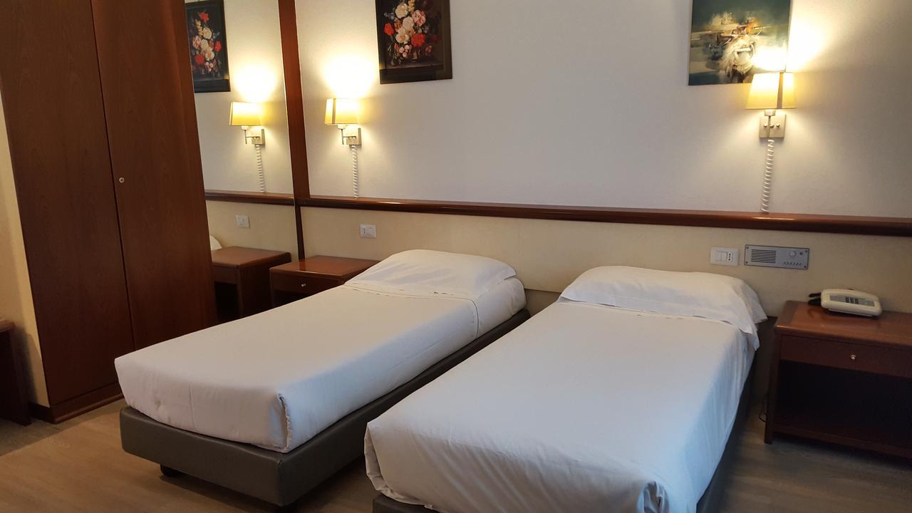 Green Hotel Motel Верджате Экстерьер фото