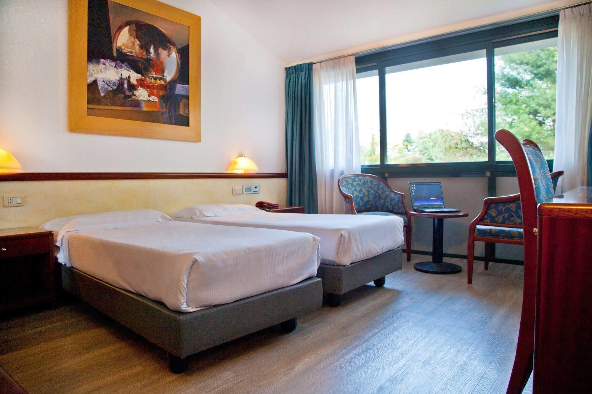 Green Hotel Motel Верджате Экстерьер фото